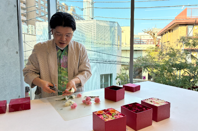 今年の母の日はフラワーギフトを手作りしませんか。ニコライ・バーグマンのデザインを学べるフラワーボックスレッスン