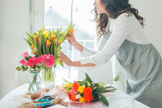 幸運を呼び、持ち主の魅力もアップする「花風水」。占い師が選ぶ、春の切り花とおすすめの飾り方＜5選＞