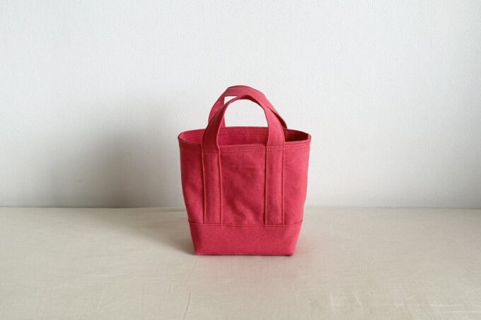 春から夏に映えるカラーが勢ぞろい。お出かけや通勤、旅行にも大活躍の上質な帆布トートバッグ7選